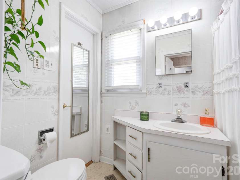 109 Delmar Road, Shelby, NC 28152.  MLS# CAR4421602, YatesRealty ID 48947. Bathroom