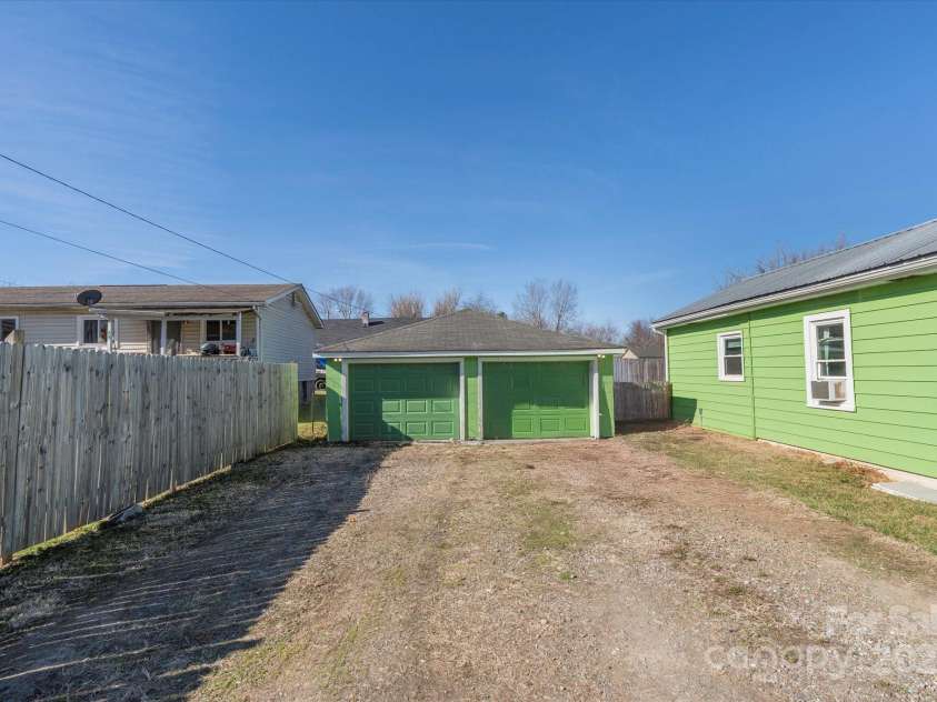 21 Sellers Road, Clyde, NC 28721.  MLS# CAR4228545, YatesRealty ID 4895. 