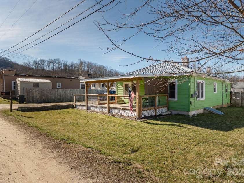 21 Sellers Road, Clyde, NC 28721.  MLS# CAR4228545, YatesRealty ID 4895. 
