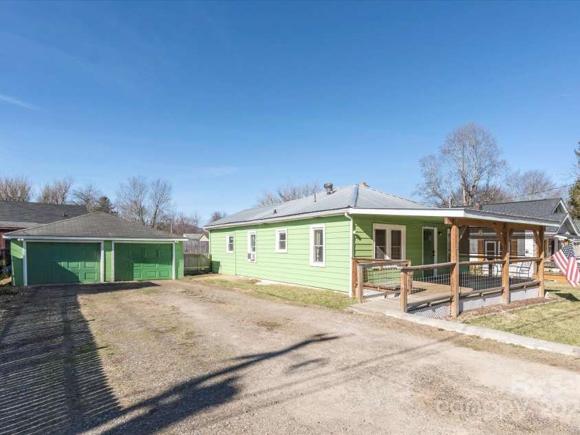 21 Sellers Road, Clyde, NC 28721.  MLS# CAR4228545, YatesRealty ID 4895. Loads of parking in this spacious driveway