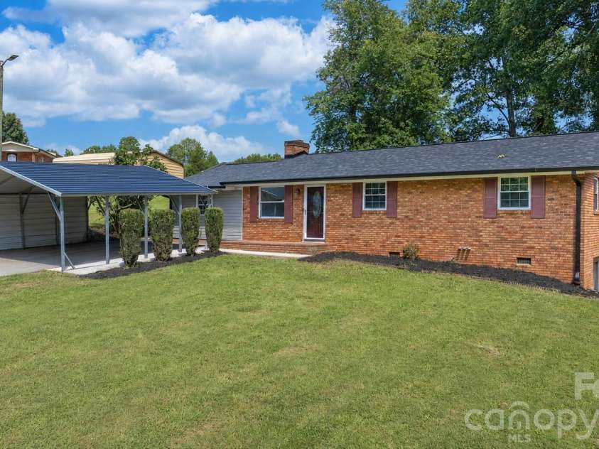 2823 39th Avenue, Hickory, NC 28601.  MLS# CAR4421655, YatesRealty ID 48952. 