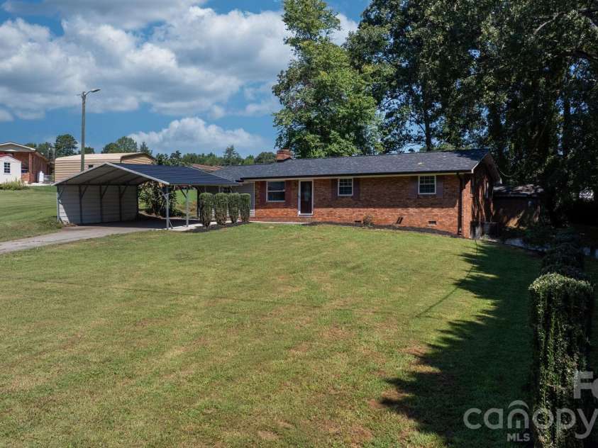 2823 39th Avenue, Hickory, NC 28601.  MLS# CAR4421655, YatesRealty ID 48952. 