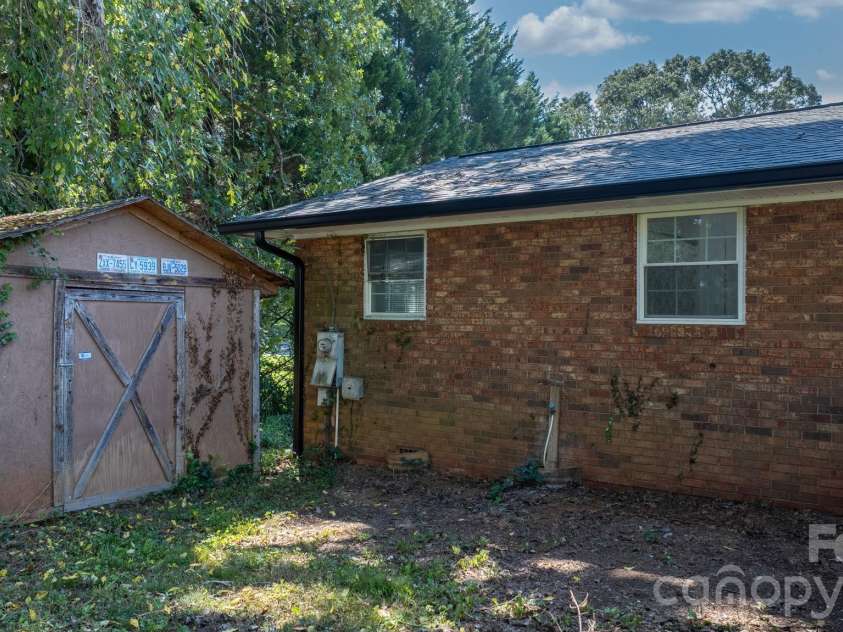 2823 39th Avenue, Hickory, NC 28601.  MLS# CAR4421655, YatesRealty ID 48952. 