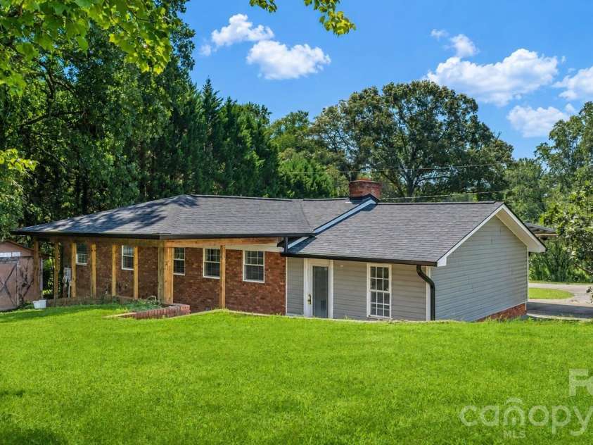 2823 39th Avenue, Hickory, NC 28601.  MLS# CAR4421655, YatesRealty ID 48952. 