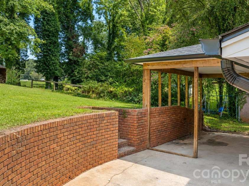 2823 39th Avenue, Hickory, NC 28601.  MLS# CAR4421655, YatesRealty ID 48952. 