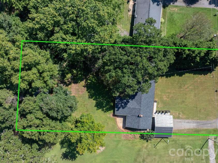2823 39th Avenue, Hickory, NC 28601.  MLS# CAR4421655, YatesRealty ID 48952. 