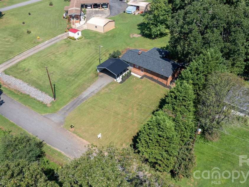 2823 39th Avenue, Hickory, NC 28601.  MLS# CAR4421655, YatesRealty ID 48952. 