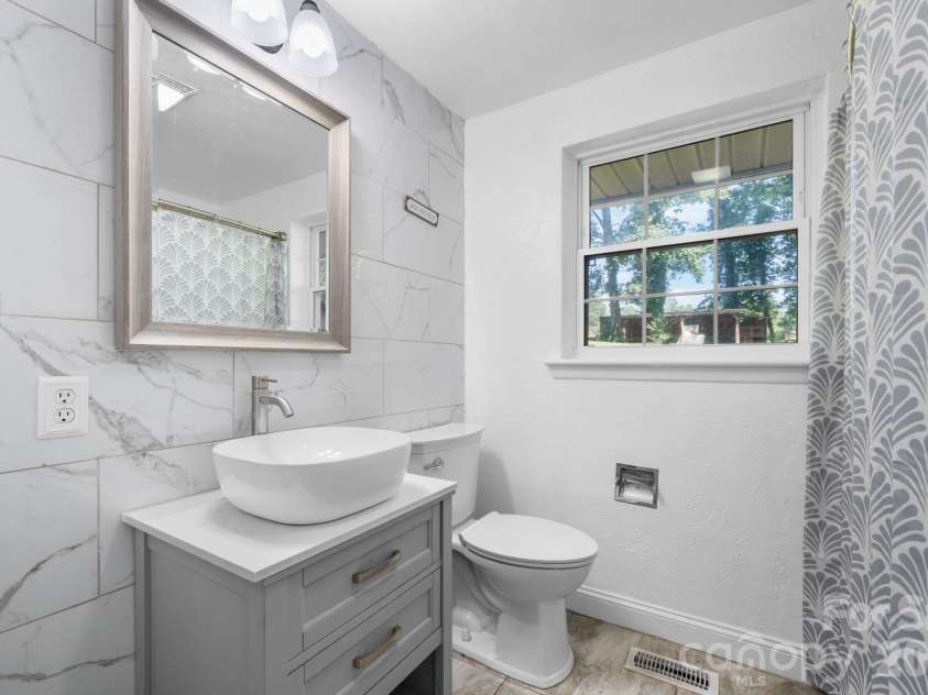 2823 39th Avenue, Hickory, NC 28601.  MLS# CAR4421655, YatesRealty ID 48952. Bathroom