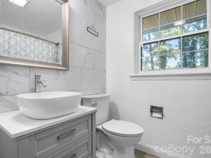 2823 39th Avenue, Hickory, NC 28601.  MLS# CAR4421655, YatesRealty ID 48952. Bathroom