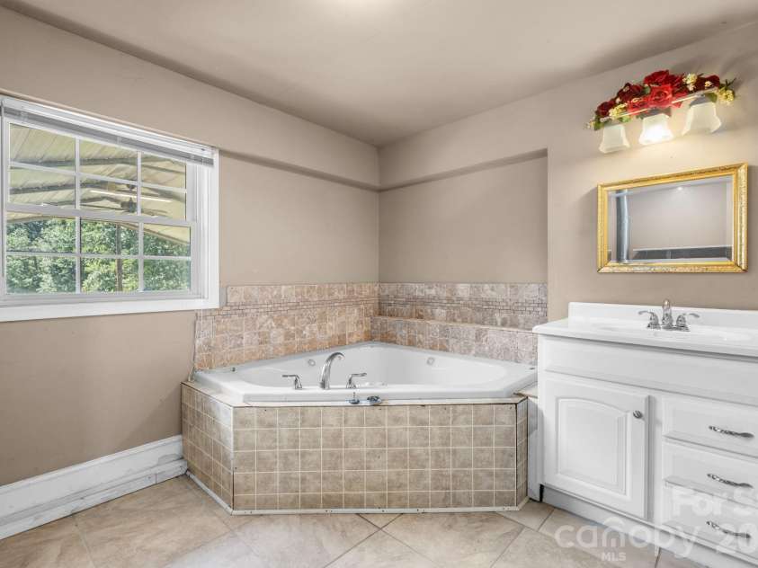 2823 39th Avenue, Hickory, NC 28601.  MLS# CAR4421655, YatesRealty ID 48952. Bathroom