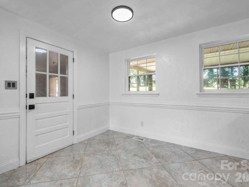 2823 39th Avenue, Hickory, NC 28601.  MLS# CAR4421655, YatesRealty ID 48952. Dining