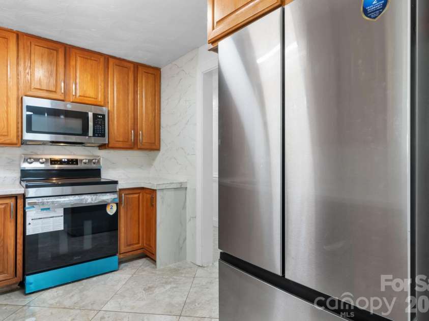 2823 39th Avenue, Hickory, NC 28601.  MLS# CAR4421655, YatesRealty ID 48952. Kitchen