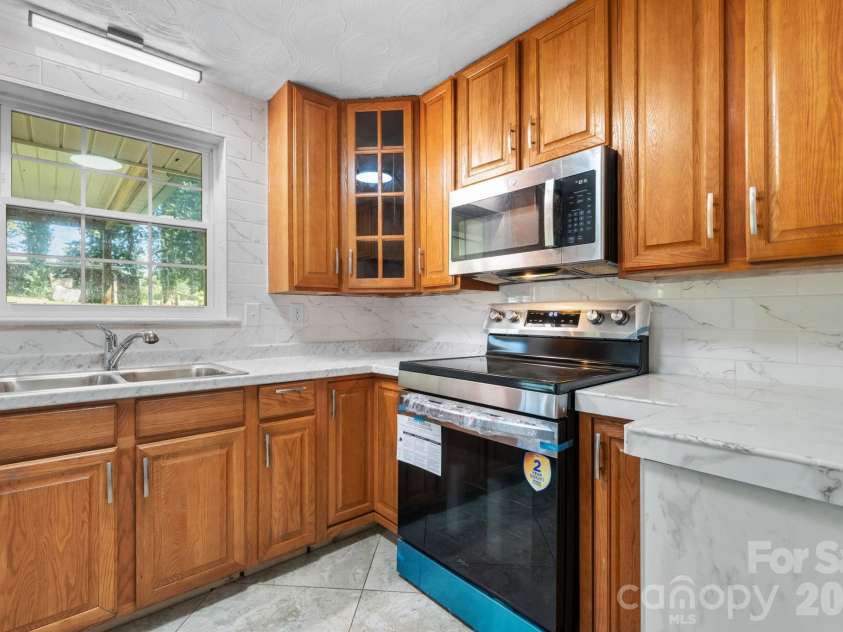 2823 39th Avenue, Hickory, NC 28601.  MLS# CAR4421655, YatesRealty ID 48952. Kitchen