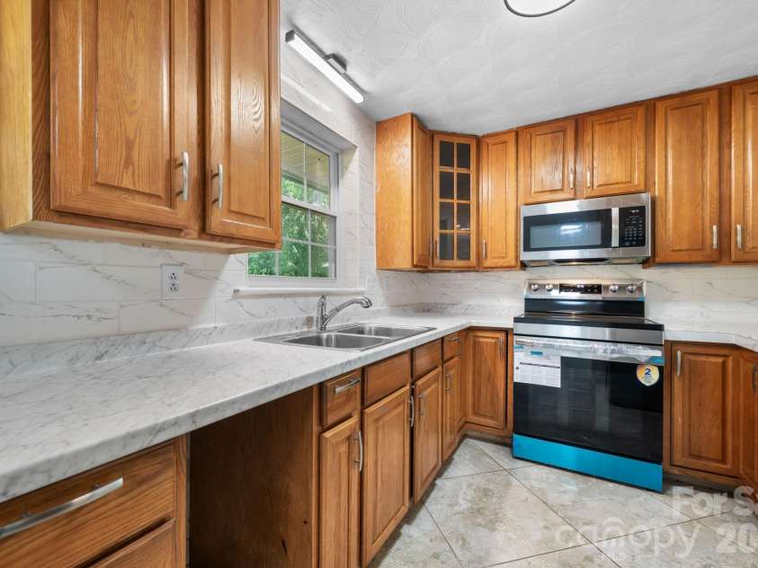 2823 39th Avenue, Hickory, NC 28601.  MLS# CAR4421655, YatesRealty ID 48952. Kitchen