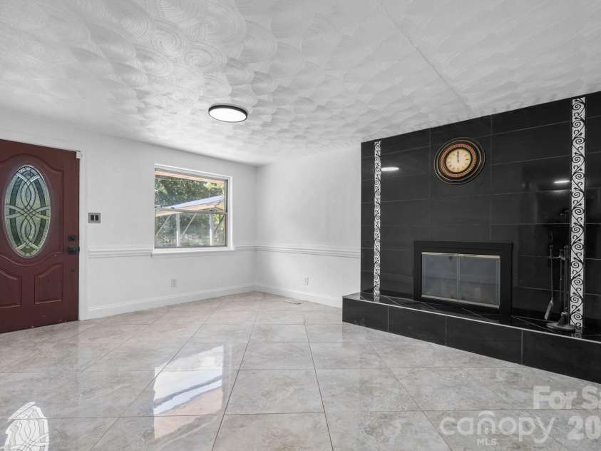2823 39th Avenue, Hickory, NC 28601.  MLS# CAR4421655, YatesRealty ID 48952. Living room