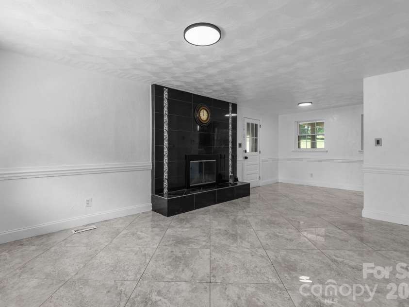2823 39th Avenue, Hickory, NC 28601.  MLS# CAR4421655, YatesRealty ID 48952. Living room