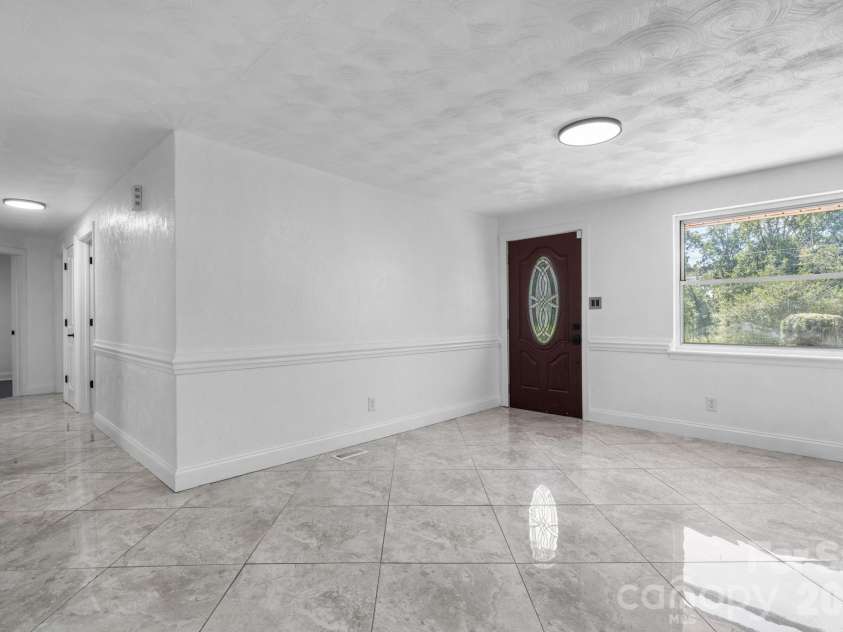2823 39th Avenue, Hickory, NC 28601.  MLS# CAR4421655, YatesRealty ID 48952. Living room
