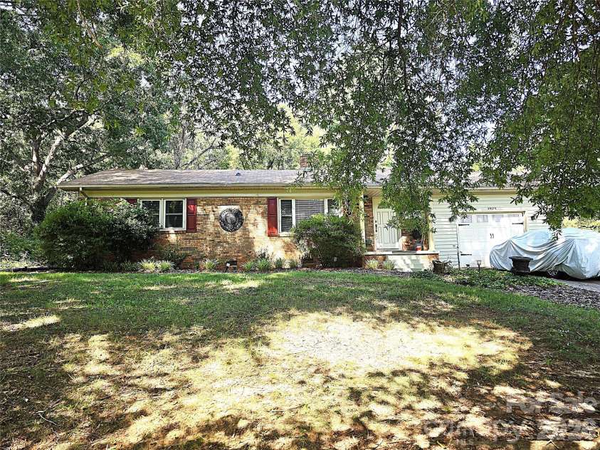 2925 4th Street Drive, Hickory, NC 28601.  MLS# CAR4420149, YatesRealty ID 48954. 