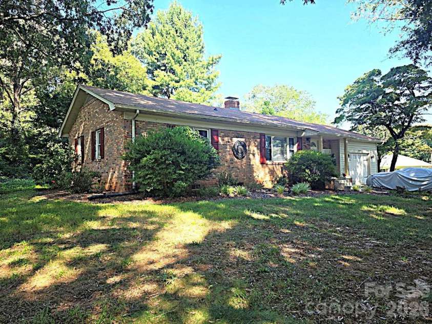 2925 4th Street Drive, Hickory, NC 28601.  MLS# CAR4420149, YatesRealty ID 48954. 