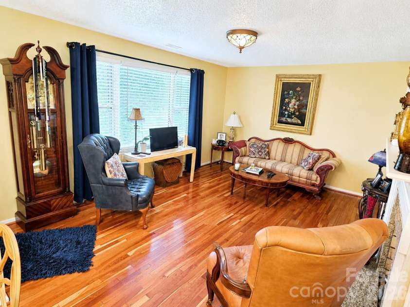 2925 4th Street Drive, Hickory, NC 28601.  MLS# CAR4420149, YatesRealty ID 48954. 