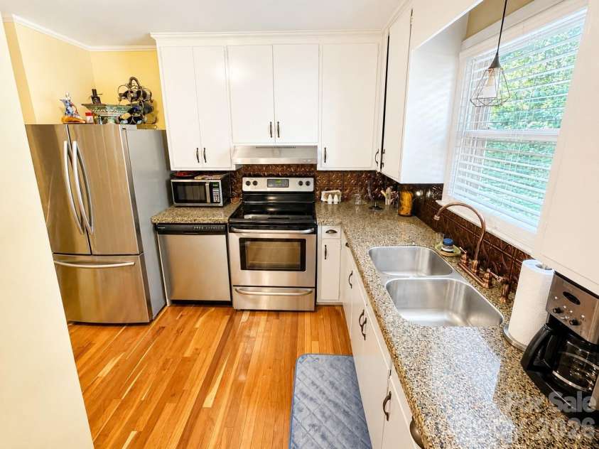 2925 4th Street Drive, Hickory, NC 28601.  MLS# CAR4420149, YatesRealty ID 48954. 