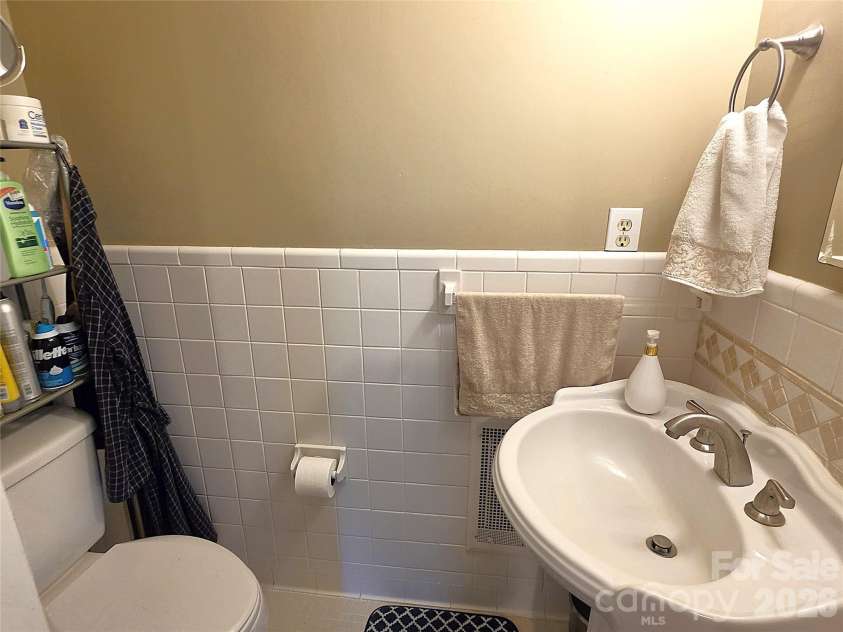 2925 4th Street Drive, Hickory, NC 28601.  MLS# CAR4420149, YatesRealty ID 48954. 