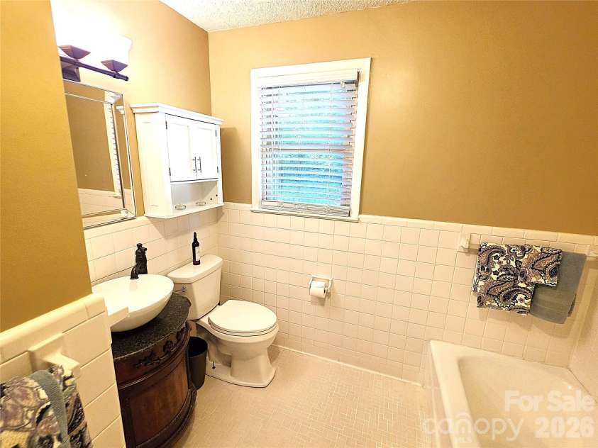 2925 4th Street Drive, Hickory, NC 28601.  MLS# CAR4420149, YatesRealty ID 48954. 