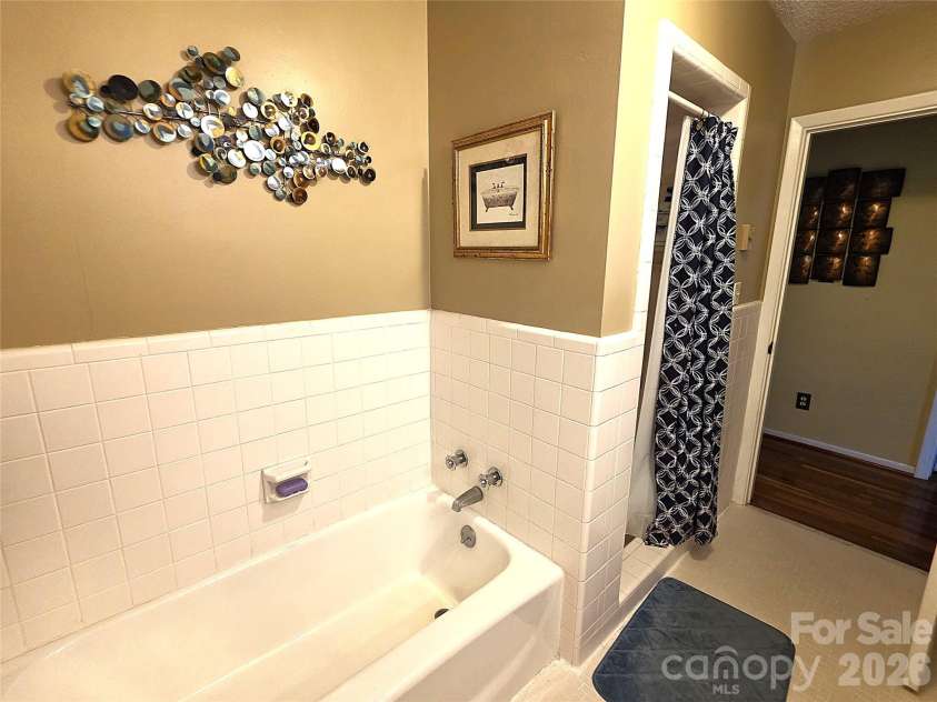 2925 4th Street Drive, Hickory, NC 28601.  MLS# CAR4420149, YatesRealty ID 48954. 