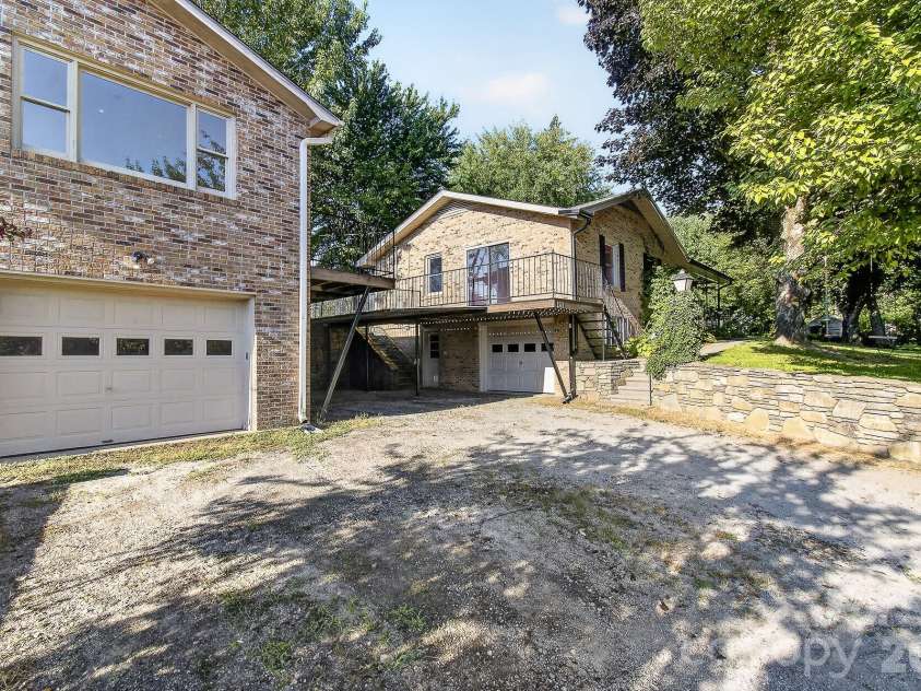 1371 Jackson Loop Road, Flat Rock, NC 28731.  MLS# CAR4420119, YatesRealty ID 48956. 