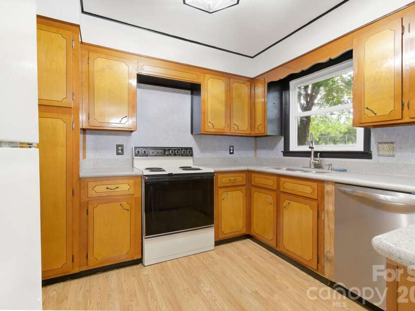 1371 Jackson Loop Road, Flat Rock, NC 28731.  MLS# CAR4420119, YatesRealty ID 48956. 