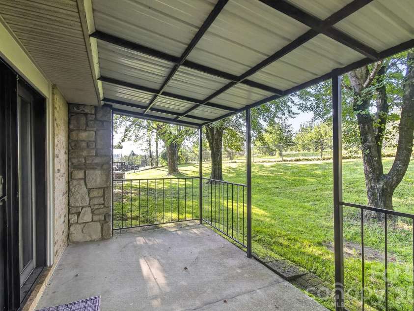 1371 Jackson Loop Road, Flat Rock, NC 28731.  MLS# CAR4420119, YatesRealty ID 48956. 