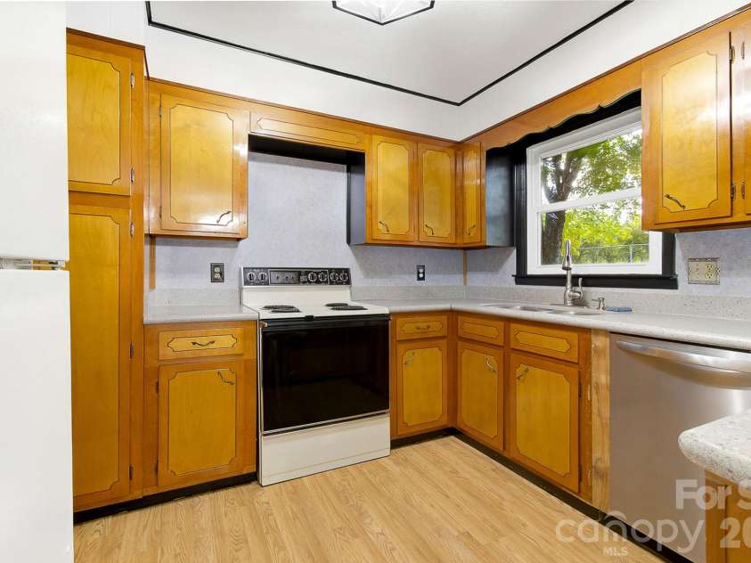 1371 Jackson Loop Road, Flat Rock, NC 28731.  MLS# CAR4420119, YatesRealty ID 48956. 