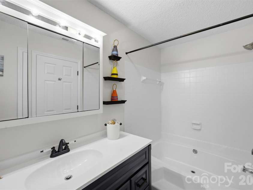 8157 Cedar Glen Drive, Charlotte, NC 28212.  MLS# CAR4421778, YatesRealty ID 48960. 