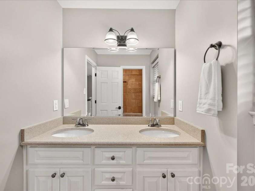 6138 Saint John Lane, Charlotte, NC 28210.  MLS# CAR4420688, YatesRealty ID 48964. 3rd Full Bathroom upstairs