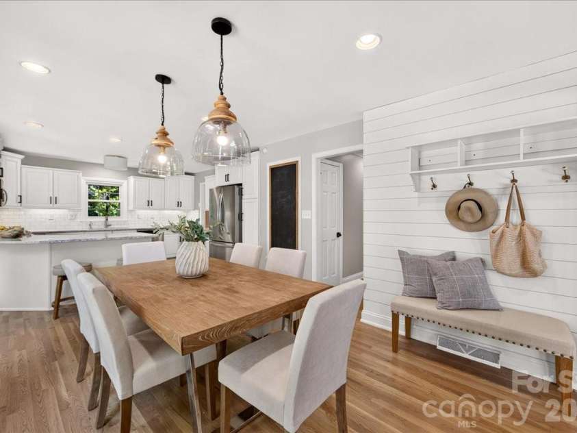 6138 Saint John Lane, Charlotte, NC 28210.  MLS# CAR4420688, YatesRealty ID 48964. Breakfast Room