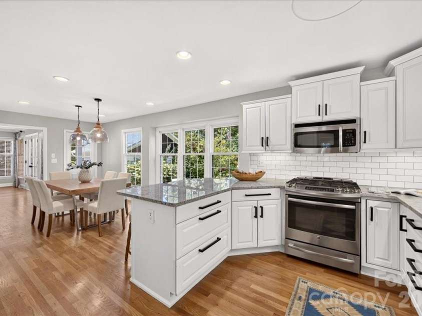 6138 Saint John Lane, Charlotte, NC 28210.  MLS# CAR4420688, YatesRealty ID 48964. Kitchen