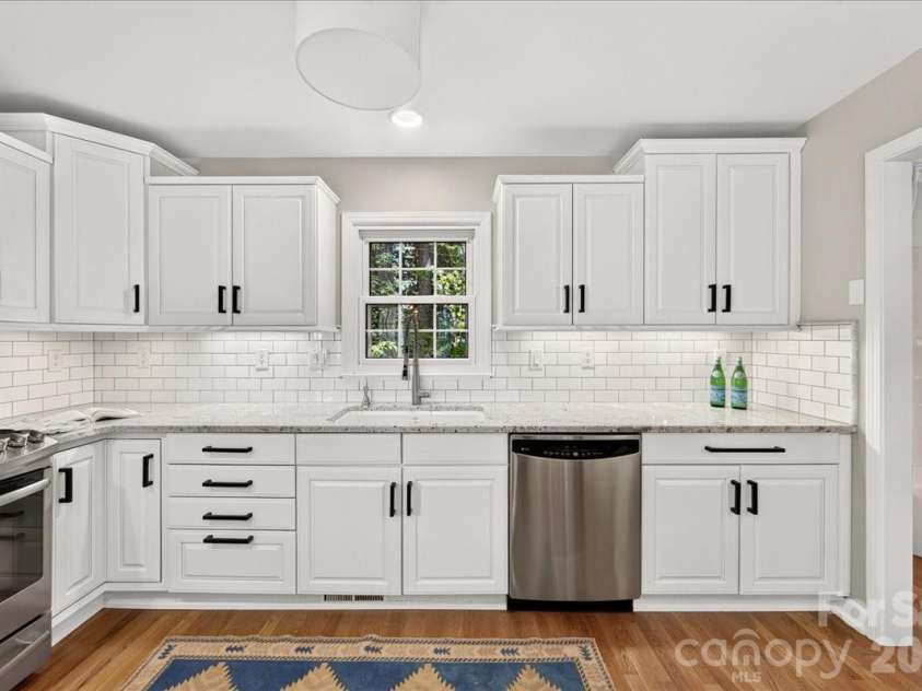 6138 Saint John Lane, Charlotte, NC 28210.  MLS# CAR4420688, YatesRealty ID 48964. Kitchen
