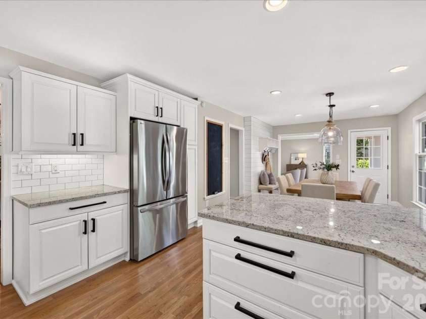 6138 Saint John Lane, Charlotte, NC 28210.  MLS# CAR4420688, YatesRealty ID 48964. Kitchen