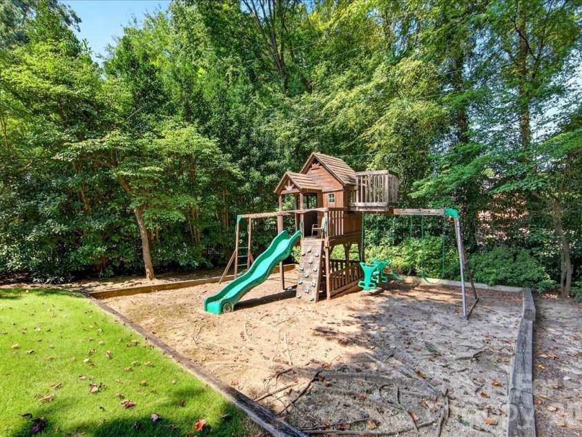 6138 Saint John Lane, Charlotte, NC 28210.  MLS# CAR4420688, YatesRealty ID 48964. Playground