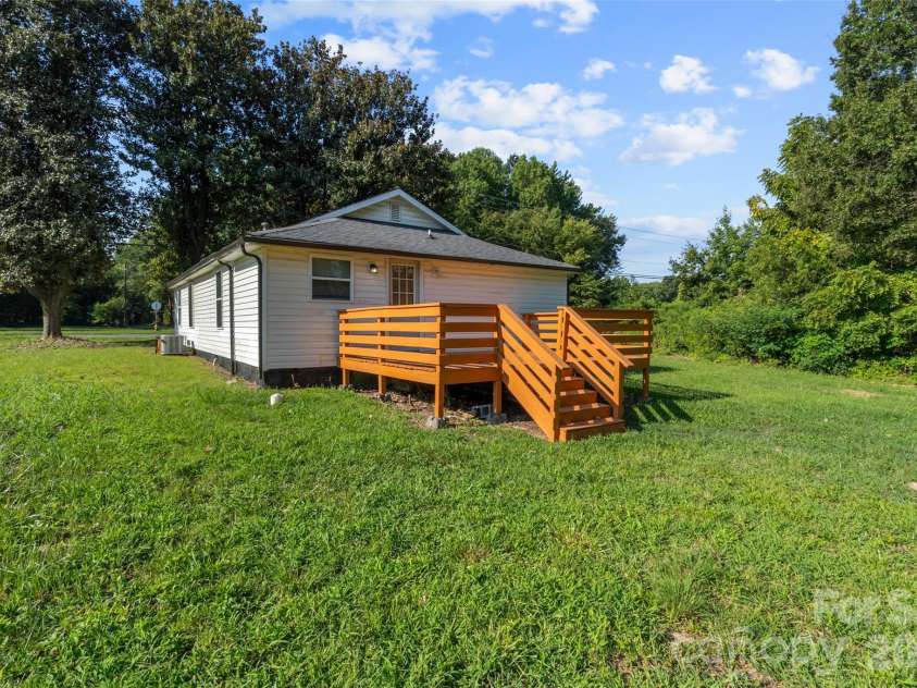 6124 Old Mt Holly Road, Charlotte, NC 28208.  MLS# CAR4421243, YatesRealty ID 48968. 