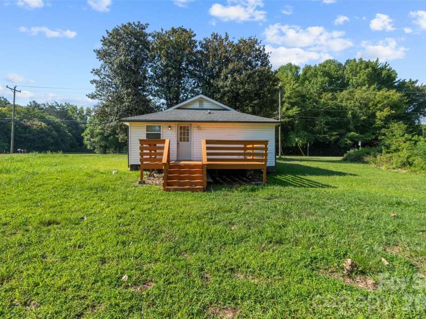 6124 Old Mt Holly Road, Charlotte, NC 28208.  MLS# CAR4421243, YatesRealty ID 48968. 