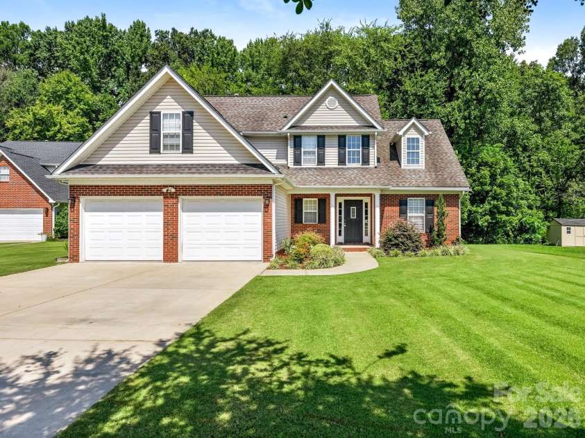 7000 Hemby Commons Parkway, Indian Trail, NC 28079.  MLS# CAR4421495, YatesRealty ID 48971. Beautiful front yard & entry.
