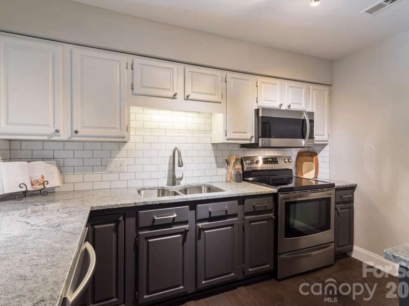 5001 Sharon Road, Charlotte, NC 28210.  MLS# CAR4420767, YatesRealty ID 48975. 