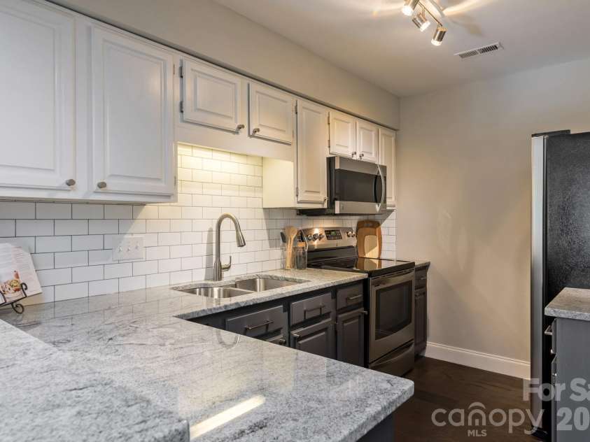 5001 Sharon Road, Charlotte, NC 28210.  MLS# CAR4420767, YatesRealty ID 48975. 