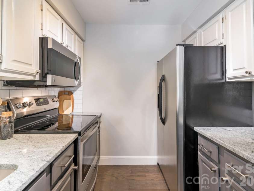 5001 Sharon Road, Charlotte, NC 28210.  MLS# CAR4420767, YatesRealty ID 48975. 