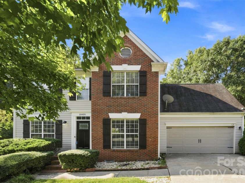 10409 Northwoods Forest Drive, Charlotte, NC 28214.  MLS# CAR4421652, YatesRealty ID 48987. 