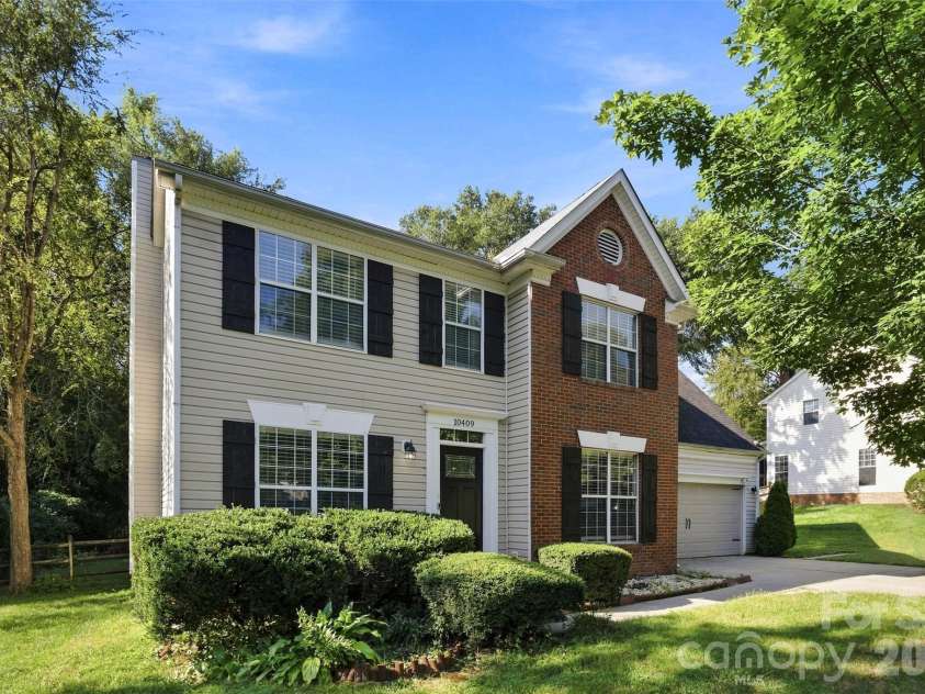 10409 Northwoods Forest Drive, Charlotte, NC 28214.  MLS# CAR4421652, YatesRealty ID 48987. 