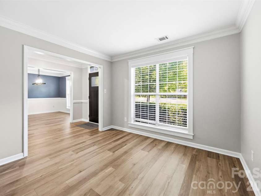 10409 Northwoods Forest Drive, Charlotte, NC 28214.  MLS# CAR4421652, YatesRealty ID 48987. 