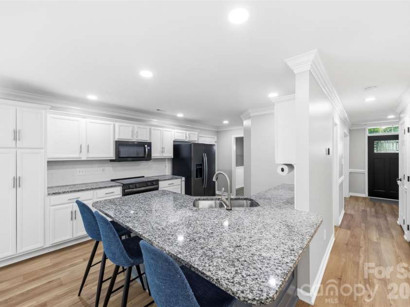 10409 Northwoods Forest Drive, Charlotte, NC 28214.  MLS# CAR4421652, YatesRealty ID 48987. 