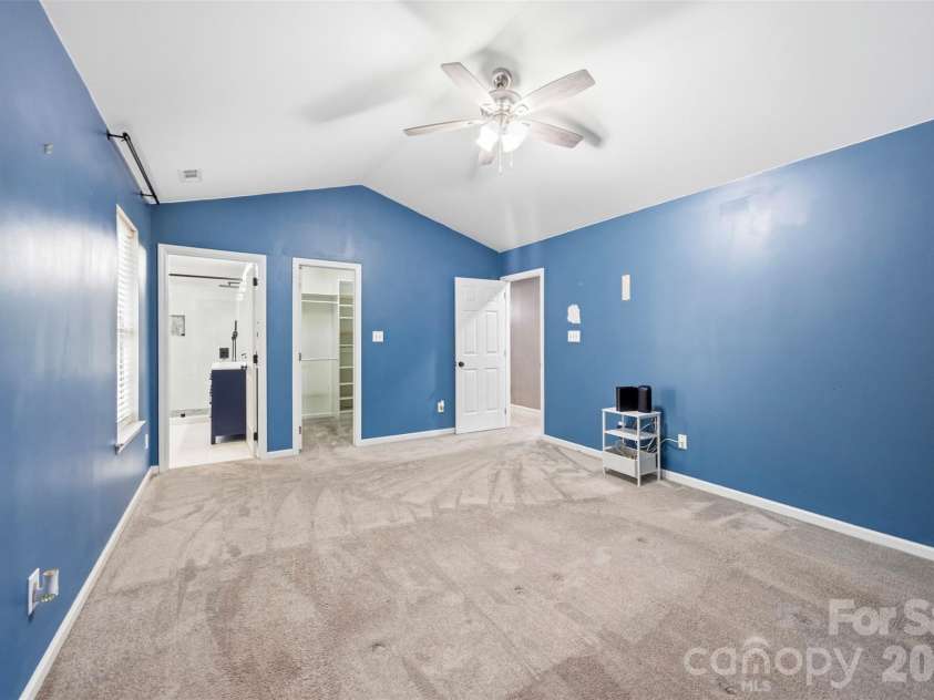 10409 Northwoods Forest Drive, Charlotte, NC 28214.  MLS# CAR4421652, YatesRealty ID 48987. 